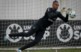 Carlos Miguel defendendo durante treino