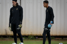 Cssio e o goleiro Cadu, do Sub-20, durante o treino desta sexta-feira