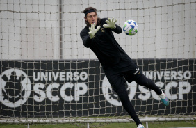 Cssio fazendfo uma defesa durante treino no CT Joaquim Grava