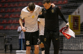 Daniel Sodr deixa quadra com ajuda no jogo entre Corinthians e Bragana pelo Paulista de Futsal