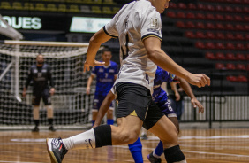 Eyd encara o marcador durante jogo entre Corinthians e Bragança pelo Paulista de Futsal