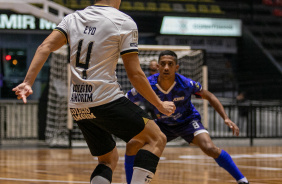 Eyd encara o marcador durante jogo entre Corinthians e Bragana pelo Paulista de Futsal