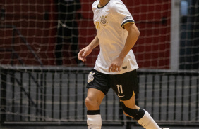 Gabriel Alves carrega a bola durante jogo entre Corinthians e Bragana pelo Paulista de Futsal