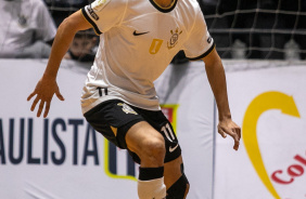 Gabriel Alves carrega a bola durante jogo entre Corinthians e Bragança pelo Paulista de Futsal