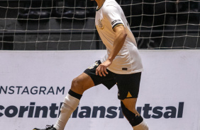 Gabriel Alves carrega a bola durante jogo entre Corinthians e Bragança pelo Paulista de Futsal