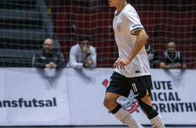 Gabriel Alves carrega a bola durante jogo entre Corinthians e Bragana pelo Paulista de Futsal