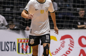 Gabriel Alves carrega a bola durante jogo entre Corinthians e Bragana pelo Paulista de Futsal