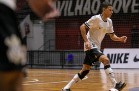 Gabriel Alves conduz a bola durante jogo entre Corinthians e Bragança pelo Paulista de Futsal