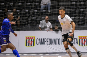 Gabriel Alves encara adversário durante jogo entre Corinthians e Bragança pelo Paulista de Futsal