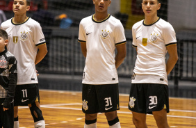 Gabriel Alves, Maiquinho e Pedro Henrique durante execuo do hino nacional