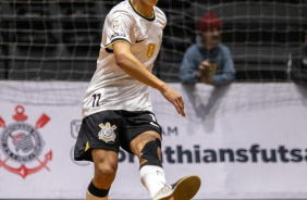 Gabriel Alves passa a bola durante jogo entre Corinthians e Bragança pelo Paulista de Futsal