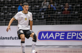 Gabriel Alves passa a bola durante jogo entre Corinthians e Bragana pelo Paulista de Futsal