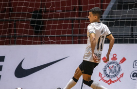 Gabriel Alves passa a bola durante jogo entre Corinthians e Bragança pelo Paulista de Futsal
