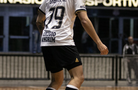 Gabriel Barbosa com a bola durante jogo entre Corinthians e Bragança pelo Paulista de Futsal