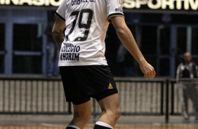 Gabriel Barbosa com a bola durante jogo entre Corinthians e Bragana pelo Paulista de Futsal