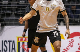 Gabriel Barbosa com a bola durante jogo entre Corinthians e Bragana pelo Paulista de Futsal