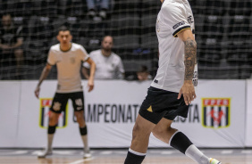 Gabriel Barbosa com a bola durante jogo entre Corinthians e Bragança pelo Paulista de Futsal
