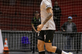 Gabriel Barbosa domina a bola durante jogo entre Corinthians e Bragana pelo Paulista de Futsal