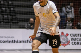 Gabriel Barbosa passa a bola durante jogo entre Corinthians e Bragança pelo Paulista de Futsal