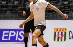 Guilherme Martins conduz a bola durante jogo entre Corinthians e Bragança pelo Paulista de Futsal