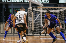 Guilherme Martins encara adversári durante jogo entre Corinthians e Bragança pelo Paulista de Futsal