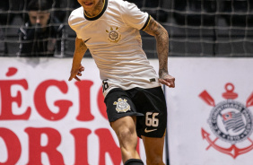 Guilherme Martins passa a bola durante jogo entre Corinthians e Bragança pelo Paulista de Futsal