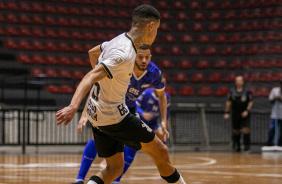 Guilherme Martins passa a bola durante jogo entre Corinthians e Bragana pelo Paulista de Futsal