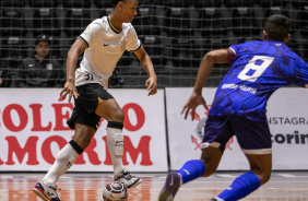 Maiquinho conduz a bola durante jogo entre Corinthians e Bragana pelo Paulista de Futsal