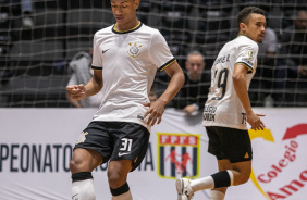 Maiquinho e Gabriel Barbosa durante jogo entre Corinthians e Bragança pelo Paulista de Futsal