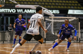 Maiquinho encara oponente durante jogo entre Corinthians e Bragança pelo Paulista de Futsal