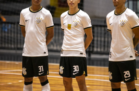 Maiquinho, Pedro Henrique e Thiaguinho durante execuo do hino nacional