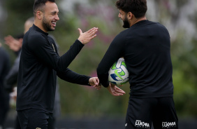 Maycon e Yuri Alberto se cumprimentam no treino