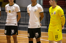 Pedro Henrique, Thiaguinho e Thalisson durante execuo do hino nacional