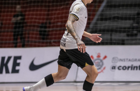 Pietro carrega a bola durante jogo entre Corinthians e Bragança pelo Paulista de Futsal