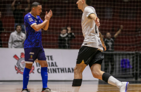 Pietro comemora gol durante jogo entre Corinthians e Bragança pelo Paulista de Futsal