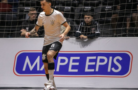 Pietro domina a bola durante jogo entre Corinthians e Bragança pelo Paulista de Futsal