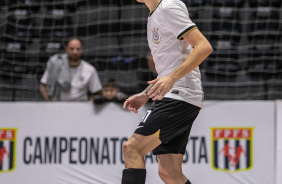 Pietro domina bola durante jogo entre Corinthians e Bragança pelo Paulista de Futsal