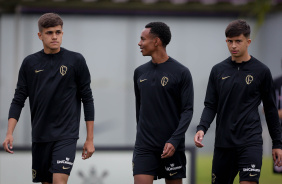 Texeiro, Vitinhho e Molina, do Sub-20, participam do treino com o profissional