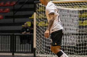 Thiaguinho com a bola durante jogo entre Corinthians e Bragana pelo Paulista de Futsal