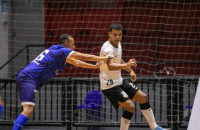 Thiaguinho protege a bola durante jogo entre Corinthians e Bragana pelo Paulista de Futsal