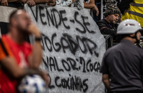 Torcida do Corinthians protestou contra a diretoria por venda de jogadores