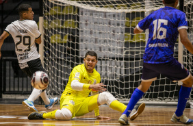 Vanderson defende bola durante jogo entre Corinthians e Bragança pelo Paulista de Futsal