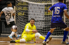 Vanderson defende bola durante jogo entre Corinthians e Bragana pelo Paulista de Futsal