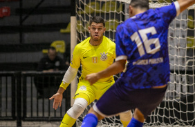 Vanderson projeta defesa durante jogo entre Corinthians e Bragança pelo Paulista de Futsal