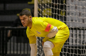 Vanderson repe bola durante jogo entre Corinthians e Bragana pelo Paulista de Futsal