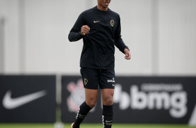 Vitinho, do Sub-20, no treino com a equipe profissional