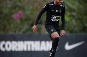 Wesley domina bola no treino do Corinthians