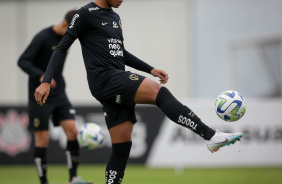 Wesley dominando a bola no treino desta sexta