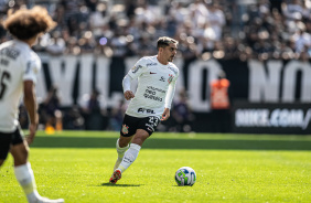 Fagner carrega a bola no jogo entre Corinthians e Bragantino pelo Brasileiro