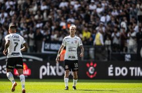 Maycon e Rger Guedes durante o jogo entre Corinthians e Bragantino pelo Brasileiro